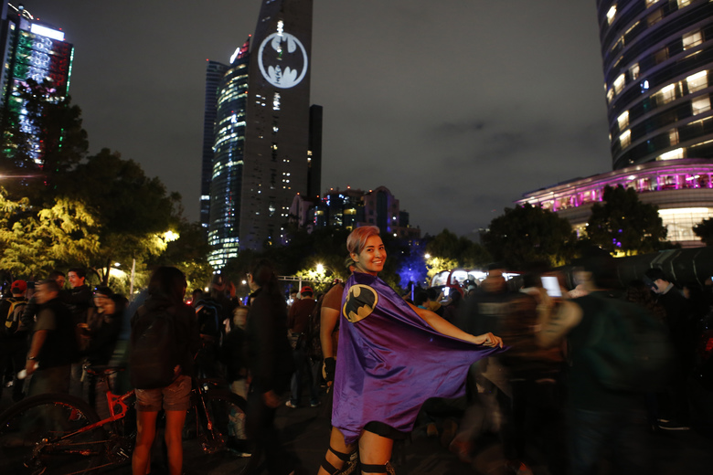 Bat Signal Kejutkan Warga 13 Kota Dunia